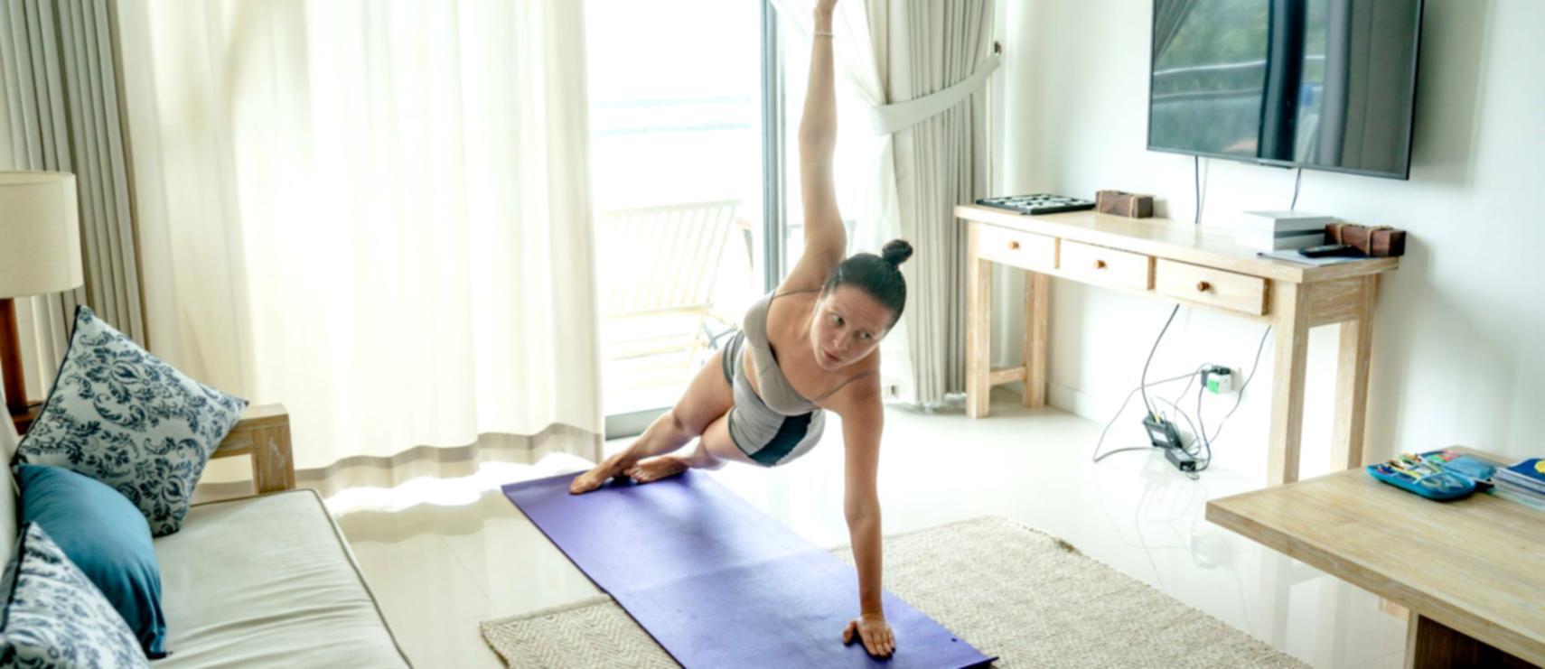 Sesión grupal de yoga restaurativo en progreso